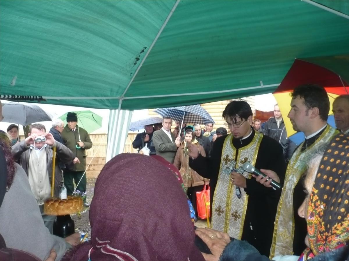 Sfinţirea clopotniţei de la cimitir